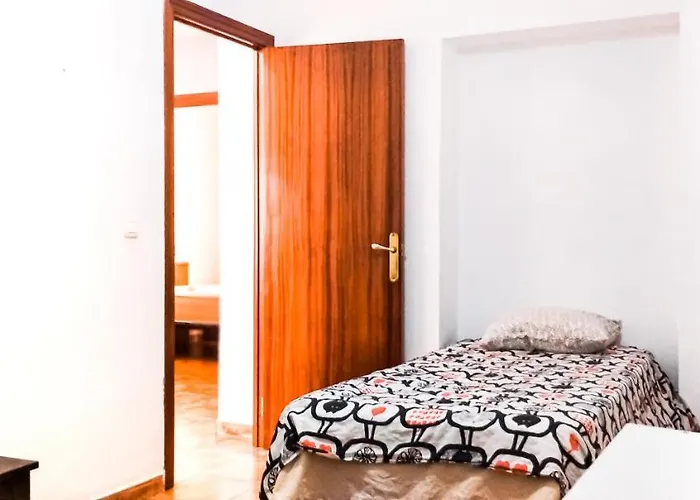 Room For Men in Malaga Center, Window to Road, Apartment Homestay - Habitación para hombres, Ventanas a la careterra, Alojamiento en Apartamento