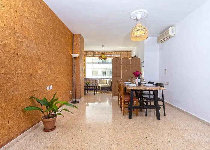 -Malagasunapts- West Beach Malaga Seafood & Relax