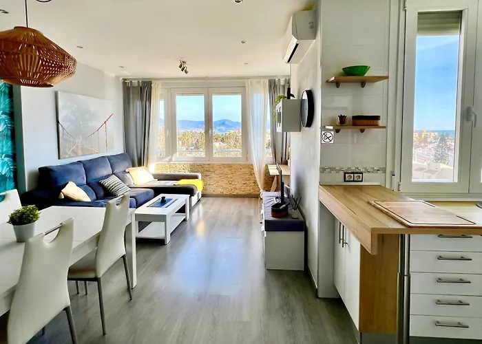 Espectacular Apartamento Junto Al Mar, Con Piscina En Malaga
