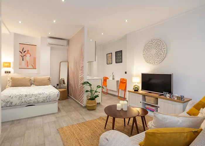 Andres Perez & Quiet Courtyard By Ele Apartments