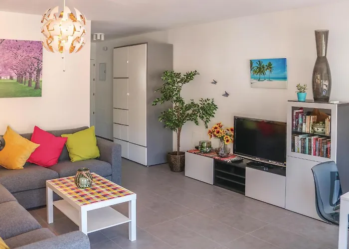 4 Bedroom Stunning Apartment In Malaga