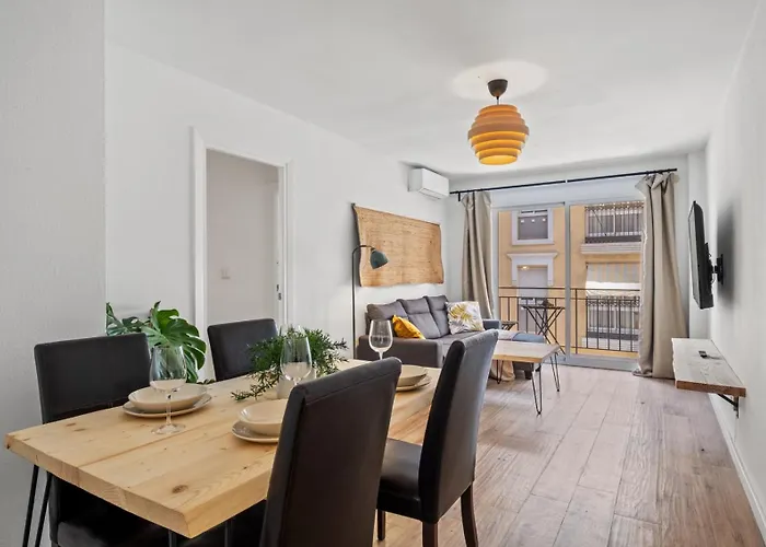 3 Dormitorios, 2 Banos Y Balcon
