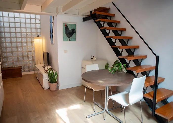Cozy & Quiet Apartment In The Center