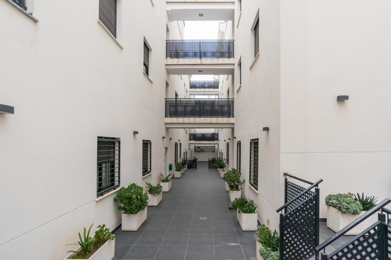 Cozy In The Heart Of With Pool Apartment *