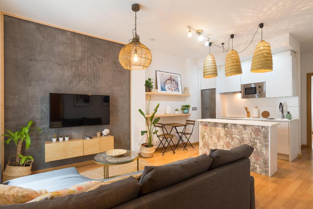 Cozy In The Heart Of With Pool Apartment *