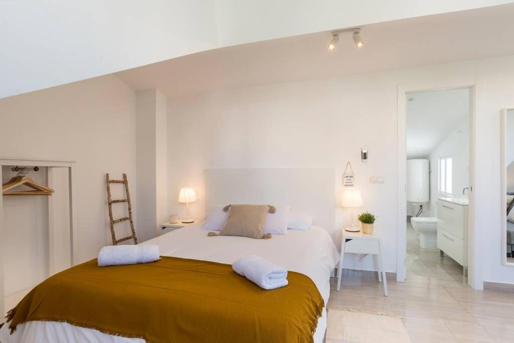 Tgh/ Victoria Center Penthouse Apartment *