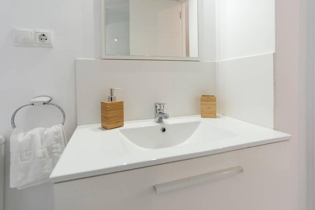 Tgh/ Victoria Center Penthouse Apartment *