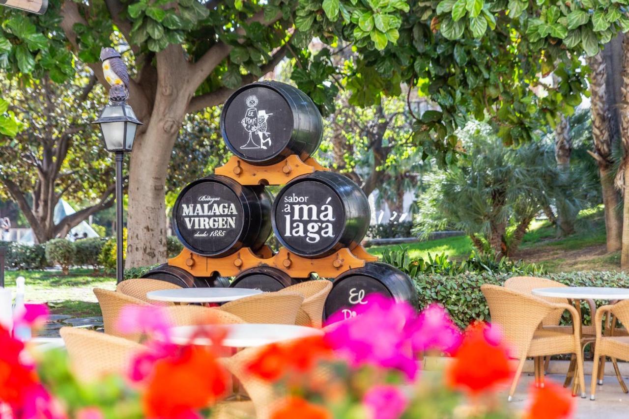 At Mitjana Plaza * Málaga