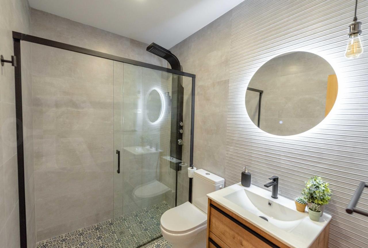 Penthouse With Private Jacuzzi & Rooftop - Center Apartment