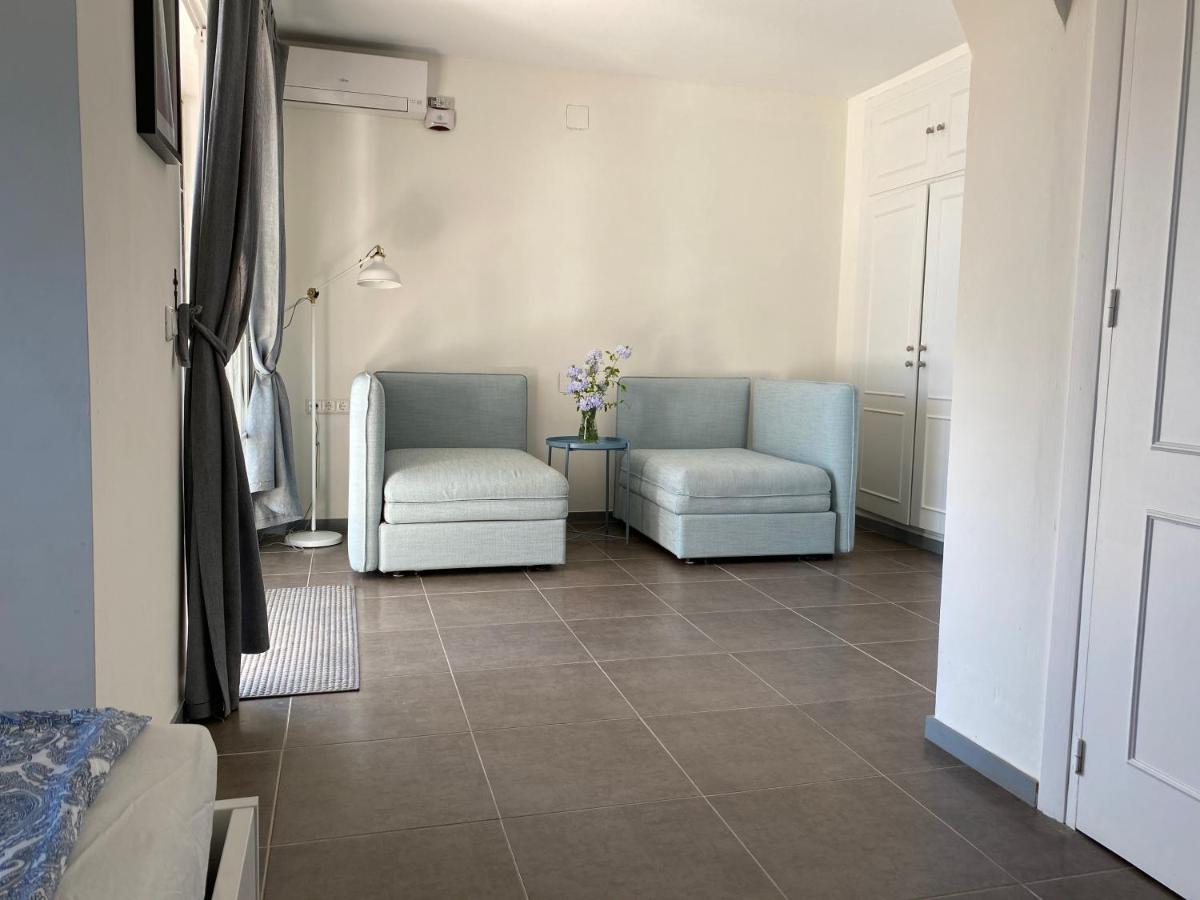 Villa With A Big Garden And Heated Pool *