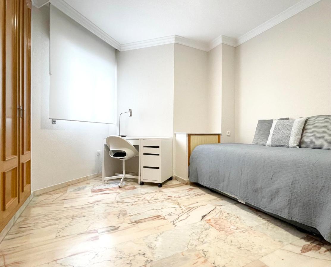 Apartment Holidays2malaga Tomas De Echeverria 150 Mts To Beach & High Speed Wifi & Parking *