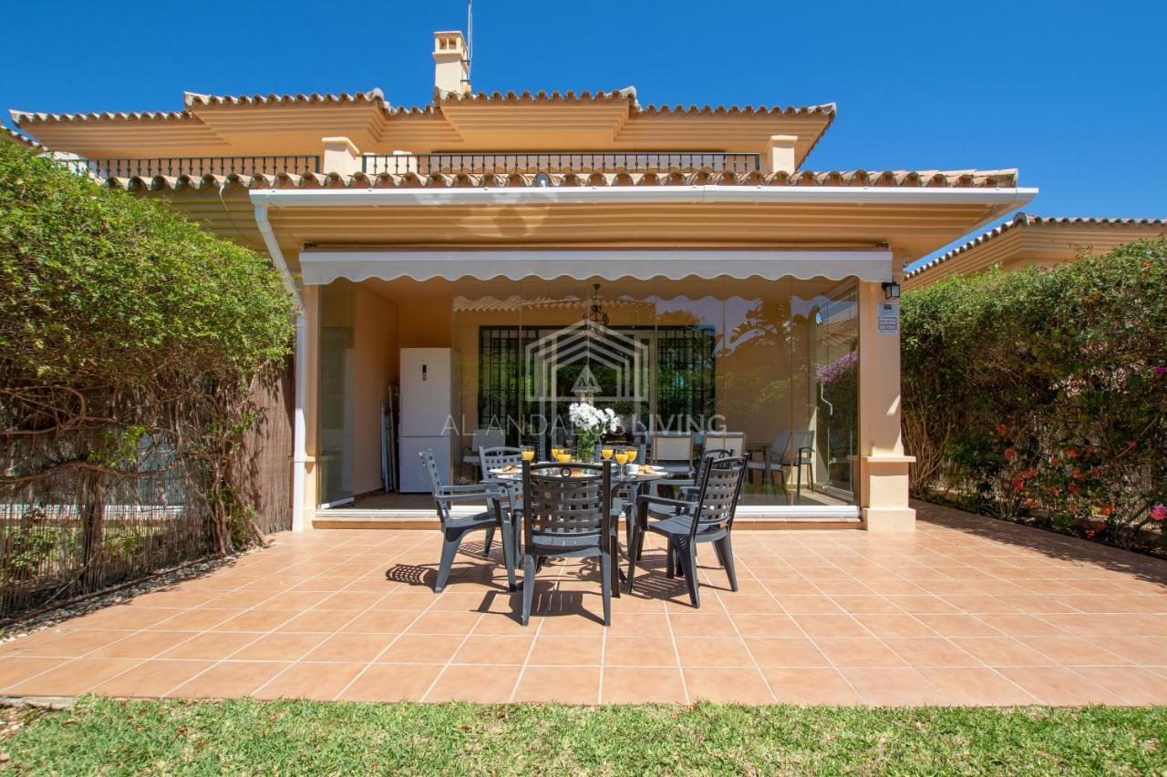 Spacious Perfectly Maintained House With Private Garden And Communal Pool In Riviera Del Sol *