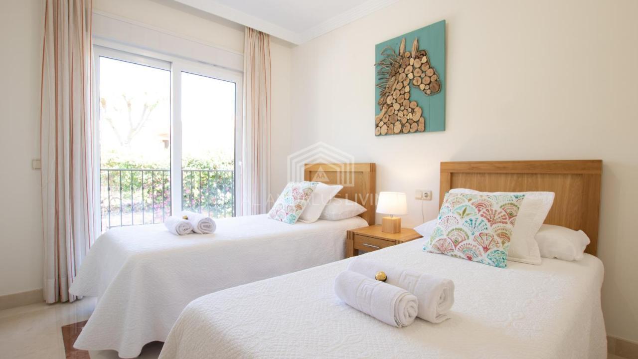 Villa Spacious Perfectly Maintained House With Private Garden And Communal Pool In Riviera Del Sol Malaga