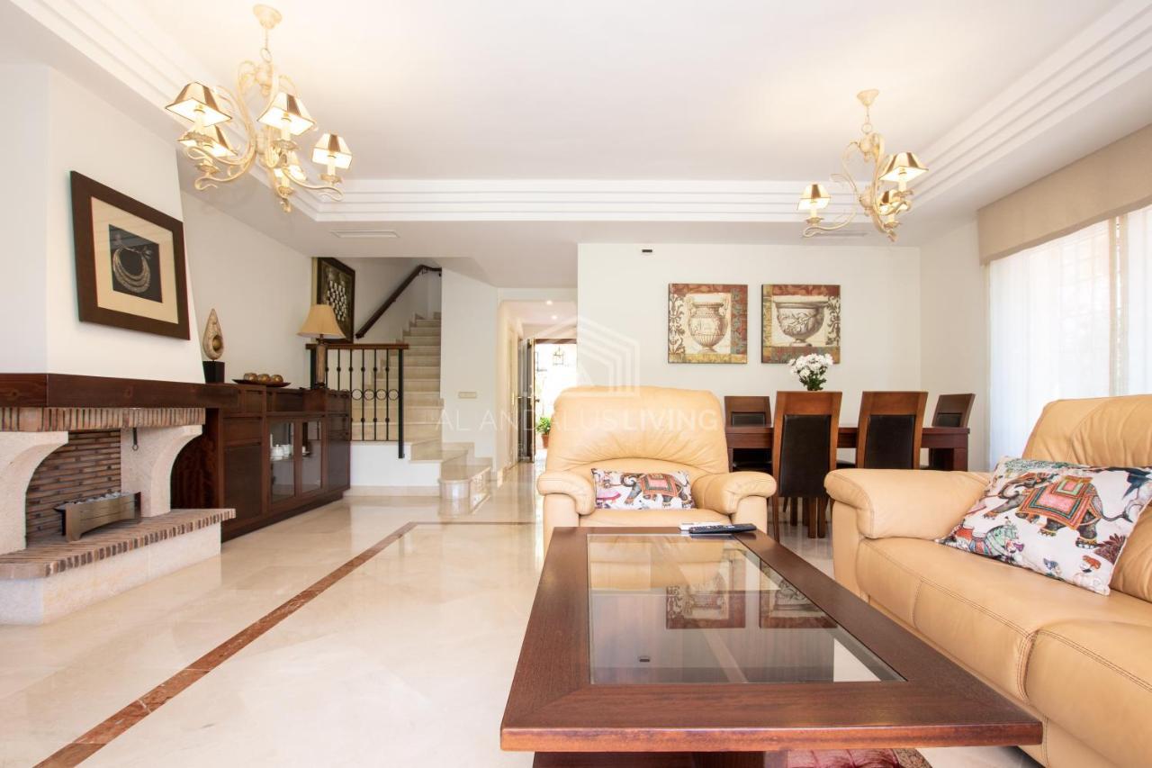 Villa Spacious Perfectly Maintained House With Private Garden And Communal Pool In Riviera Del Sol Malaga