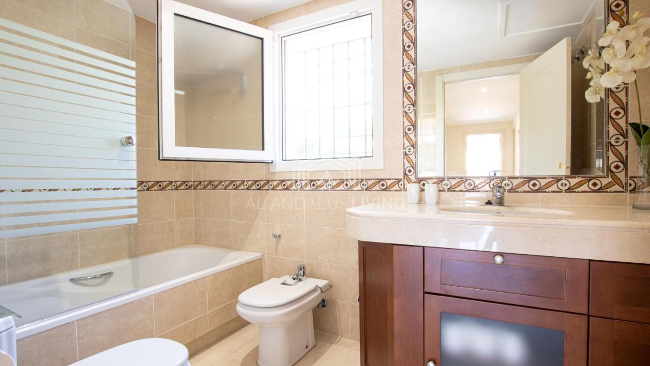 Villa Spacious Perfectly Maintained House With Private Garden And Communal Pool In Riviera Del Sol *