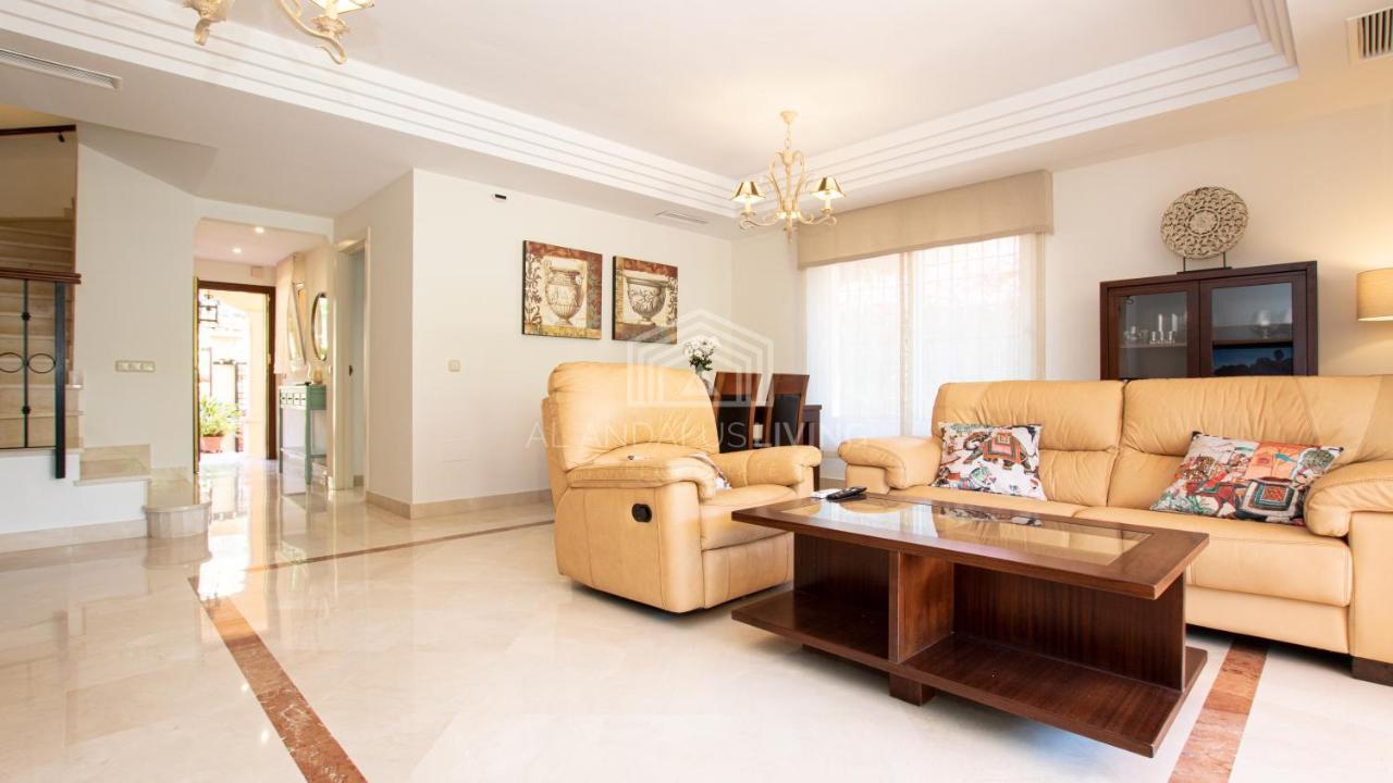 Spacious Perfectly Maintained House With Private Garden And Communal Pool In Riviera Del Sol Villa *