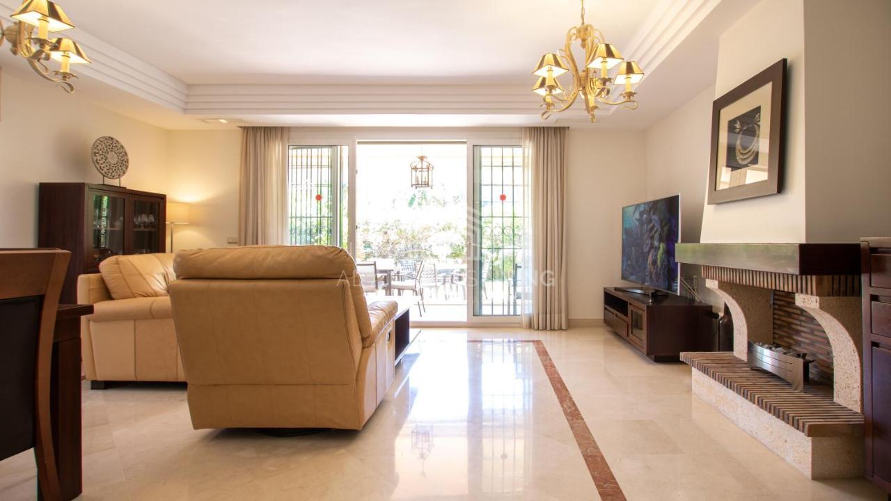 Spacious Perfectly Maintained House With Private Garden And Communal Pool In Riviera Del Sol