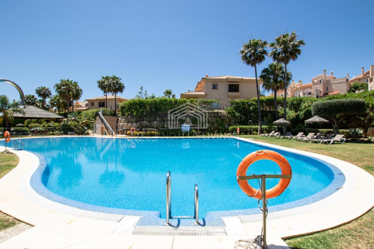 Villa Spacious Perfectly Maintained House With Private Garden And Communal Pool In Riviera Del Sol