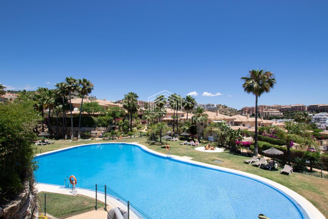 Villa Spacious Perfectly Maintained House With Private Garden And Communal Pool In Riviera Del Sol *