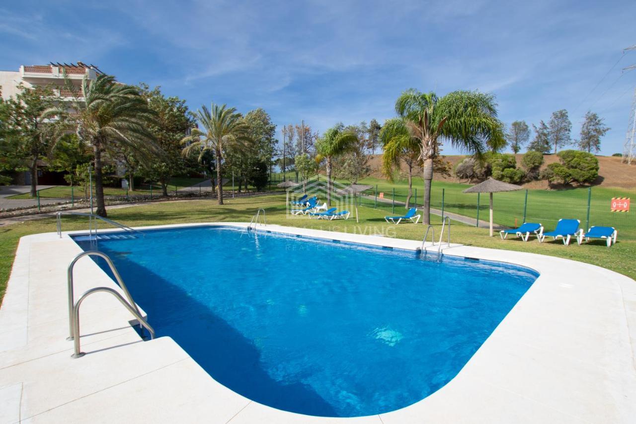 Frontline Golf In Riviera Del Sol With Interior And Exterior Pools And Tennis Court! Apartamento Málaga