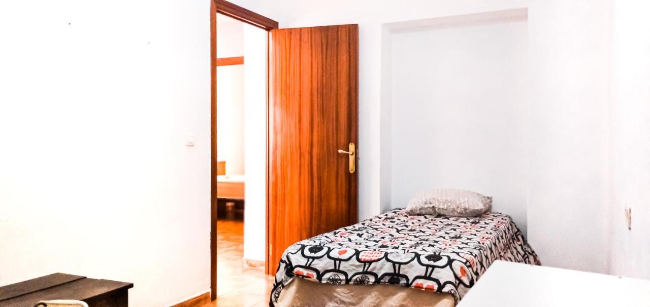 Habitación en casa particular For Men In Center, Window To Road, - Habitación Hombres, Ventanas A La Careterra, En *