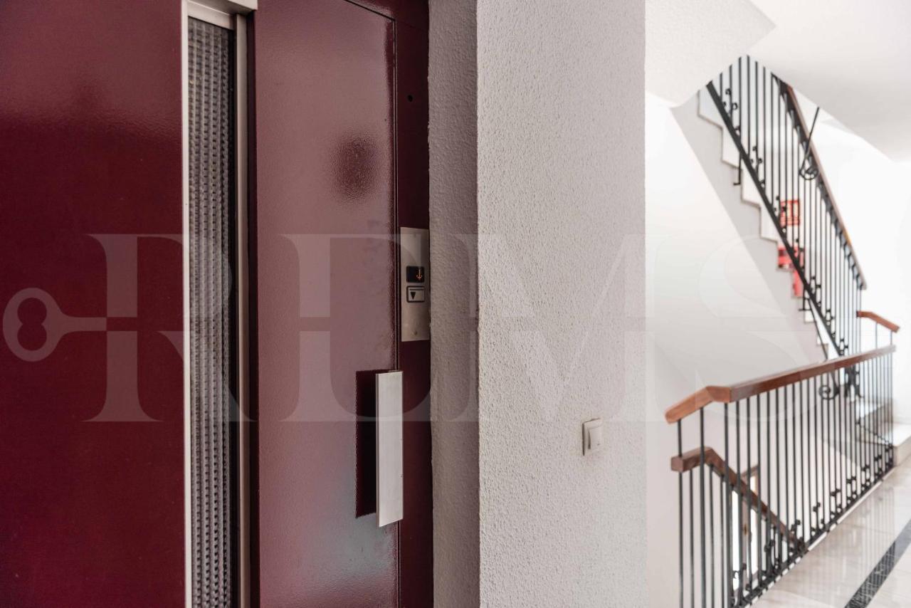 Apartment And Spacious With Parking On-site *