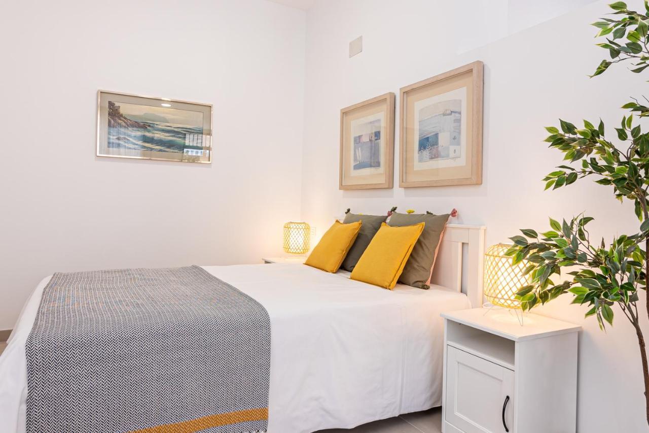 Center Flat. Center Train Station Apartment *