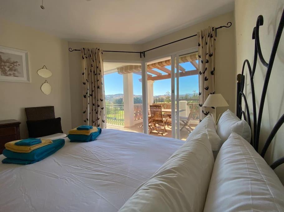 Luxury Large 2 Bedroom Frontline Golf Appartement *
