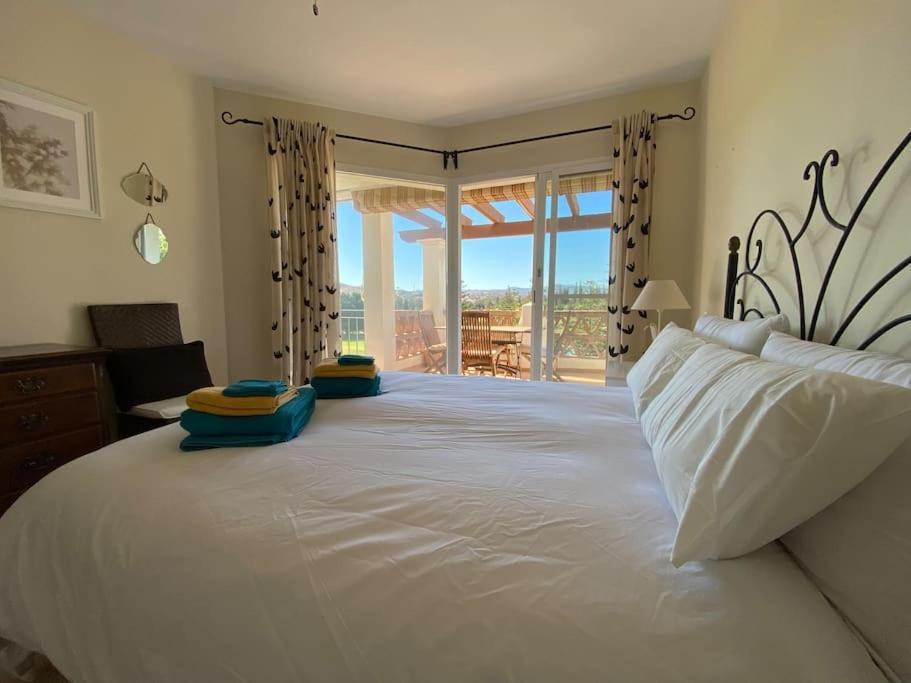Luxury Large 2 Bedroom Frontline Golf Appartement *