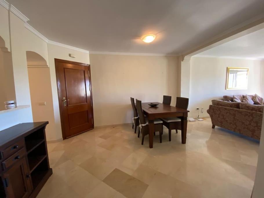 Luxury Large 2 Bedroom Frontline Golf Appartement *