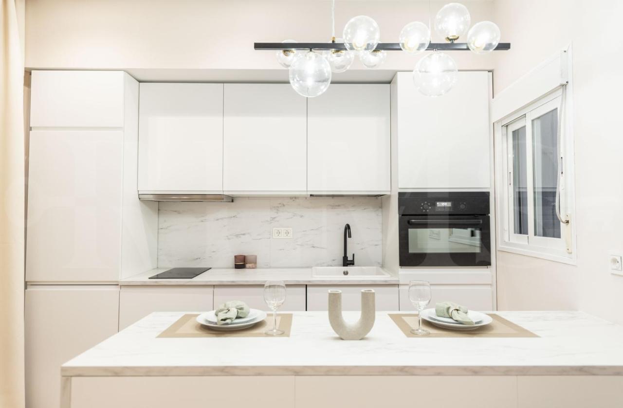 Sophisticated With Balcony & Views By Rems *