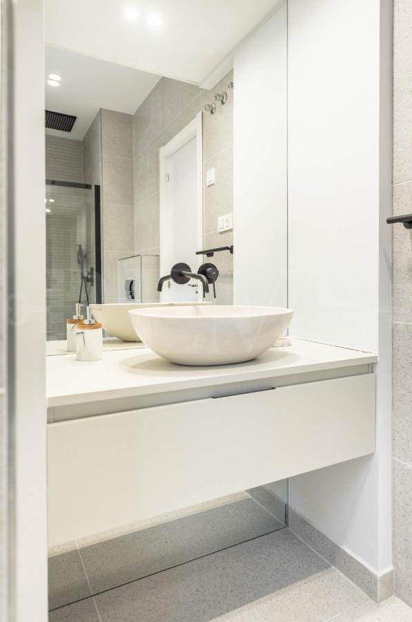 Sophisticated With Balcony & Views By Rems *