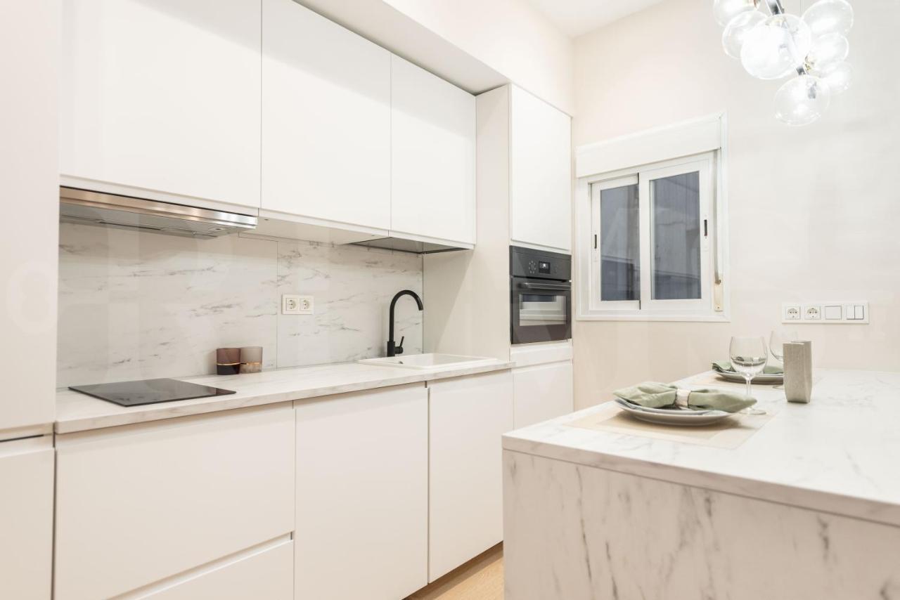 Sophisticated With Balcony & Views By Rems Apartment