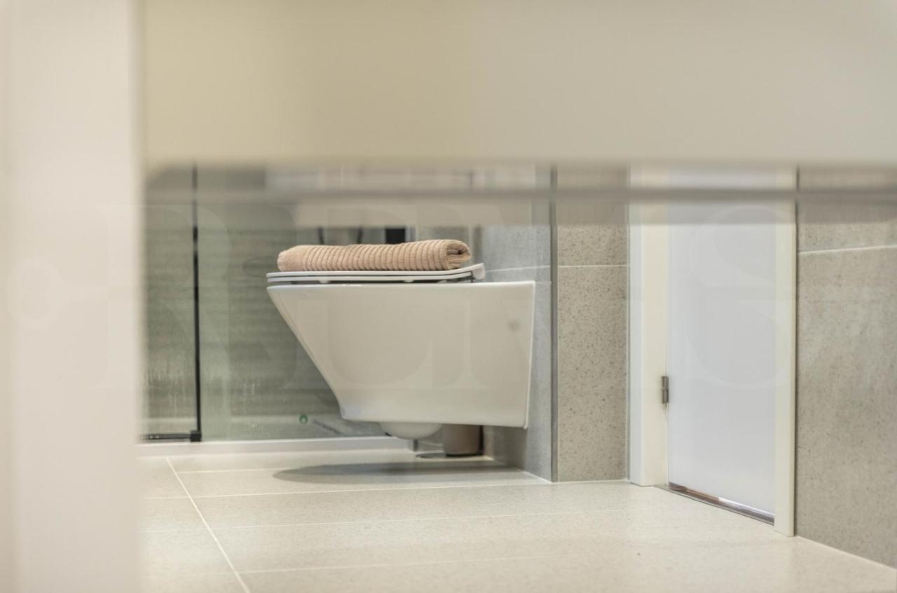 Sophisticated With Balcony & Views By Rems *
