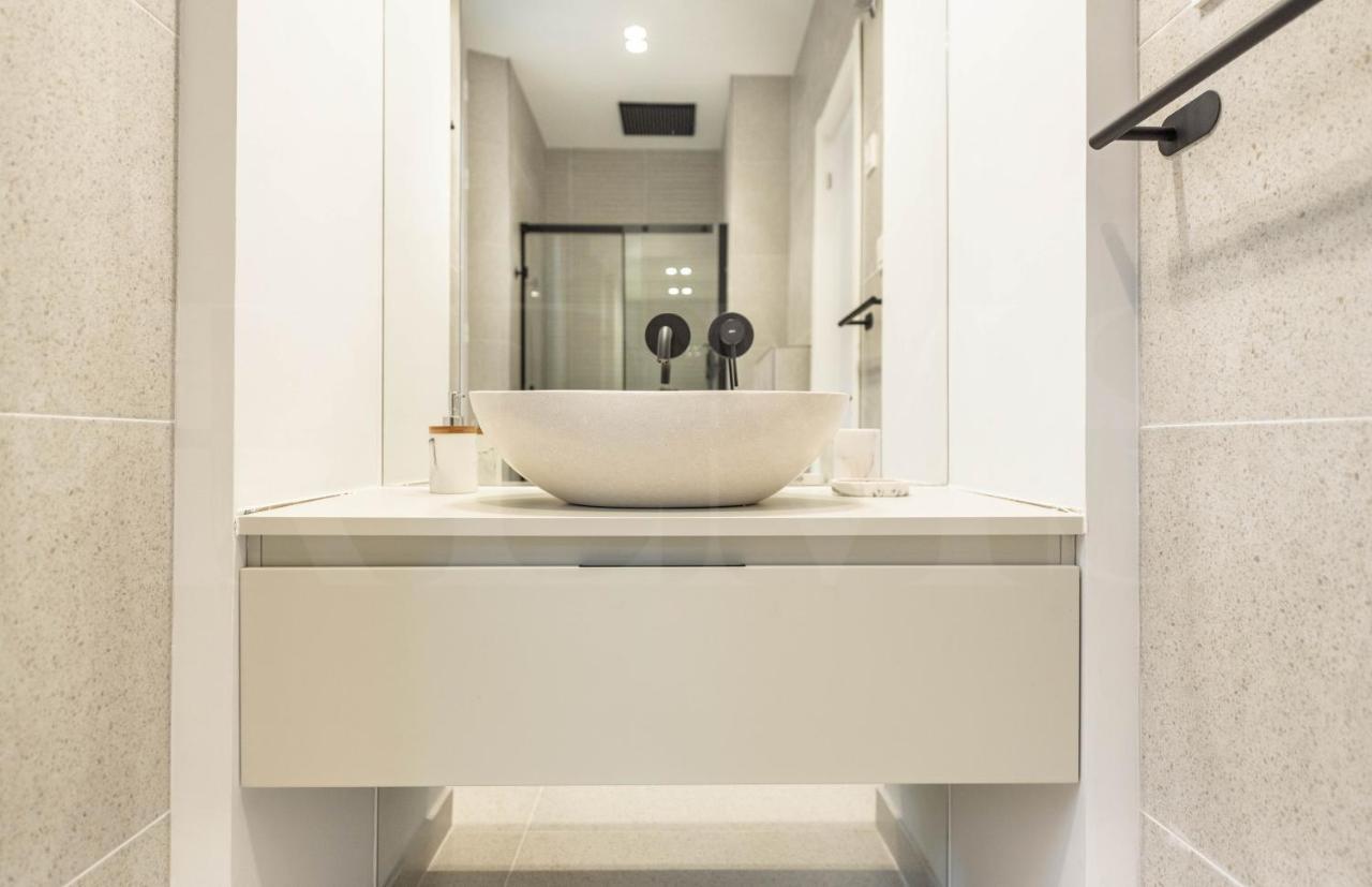 Sophisticated With Balcony & Views By Rems *