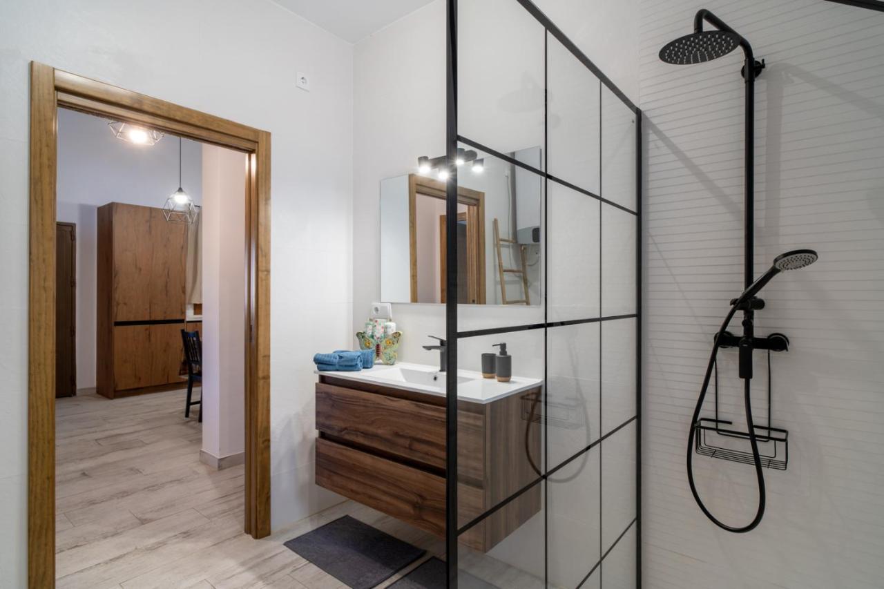 De Diseno Con Piscina Y Barbacoa