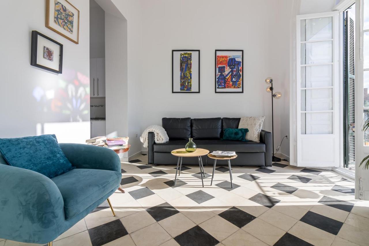 Center Flat Balcony At Picasso's Apartment
