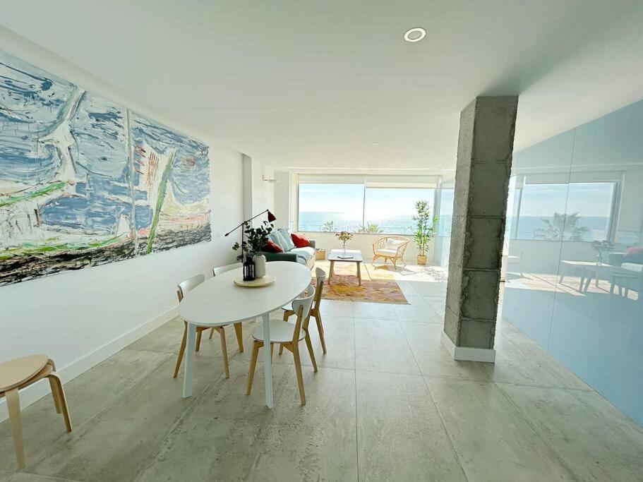 Moderno Y Completo Frente Al Mar