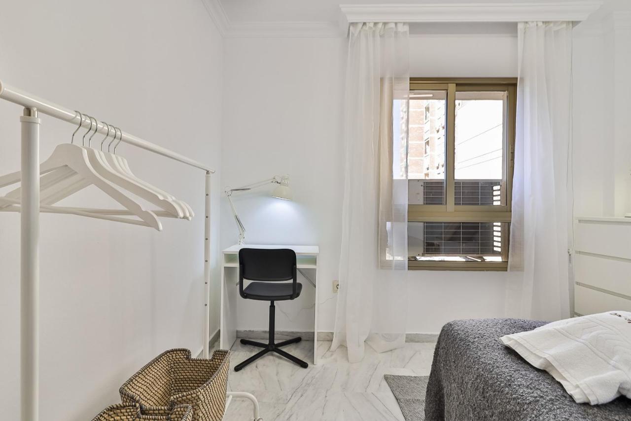 C9 Roomy Luminous 5 Bedroom In Town Apartamento