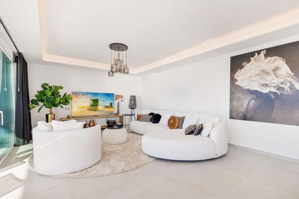 Stunning Luxurious Apartment. *