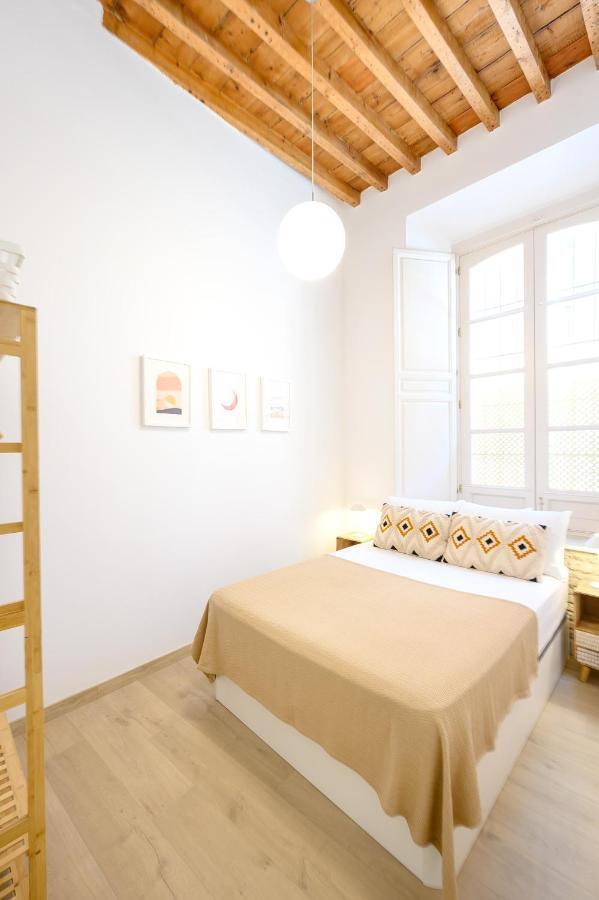 Apartment Modern 3 Bedroom, Center With Patio & High Ceilings By 10tosea