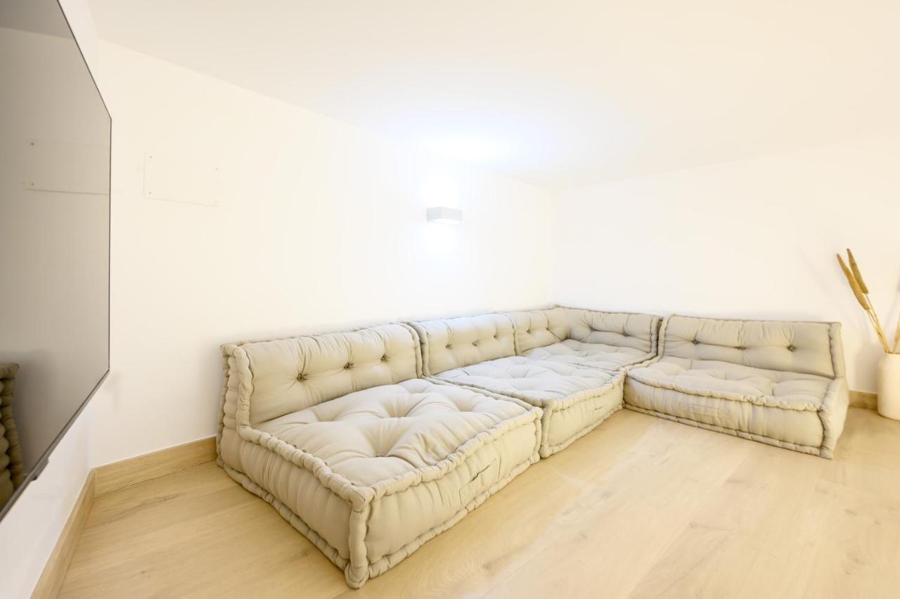 Modern 3 Bedroom, Center With Patio & High Ceilings By 10tosea Apartment Málaga