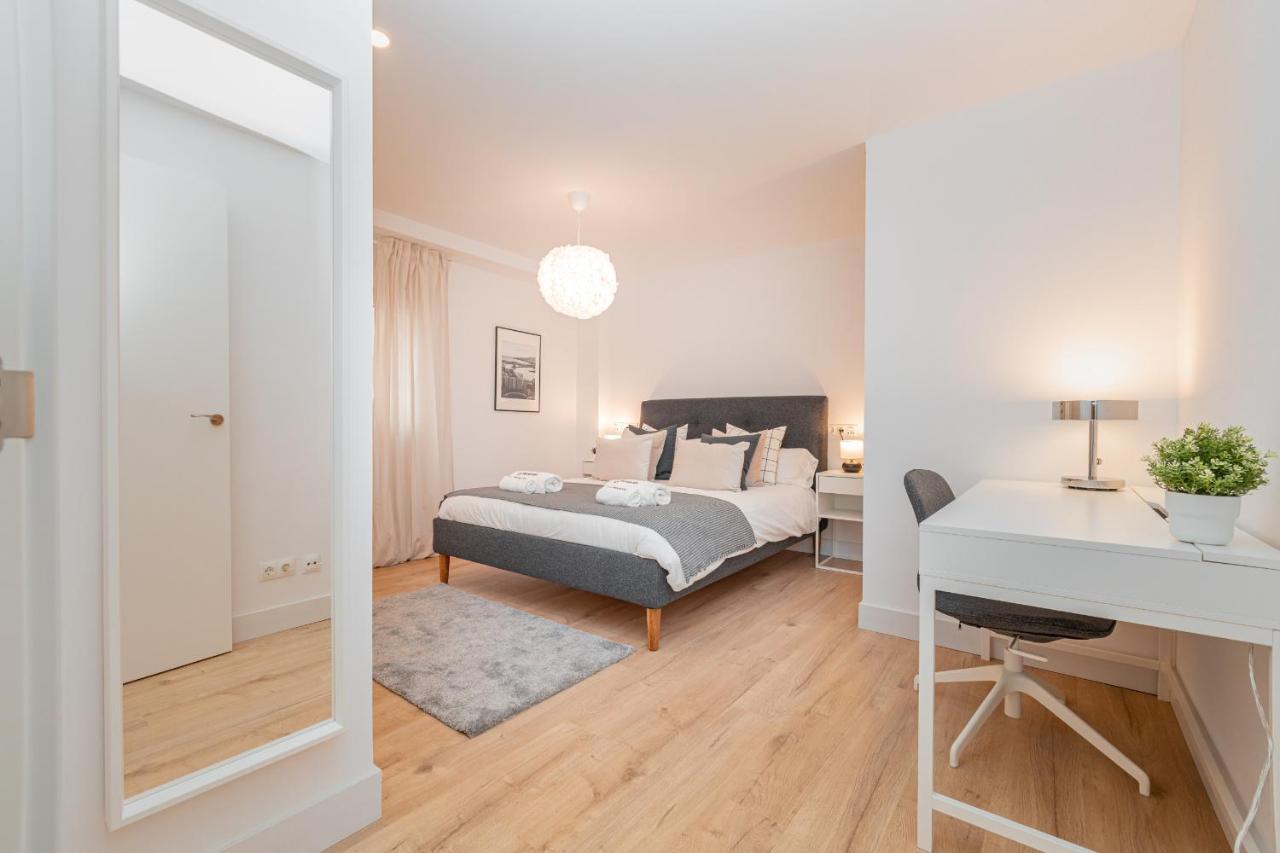 Apartment C26 Gorgeous 4 Bdrm In Plaza Uncibay Malaga