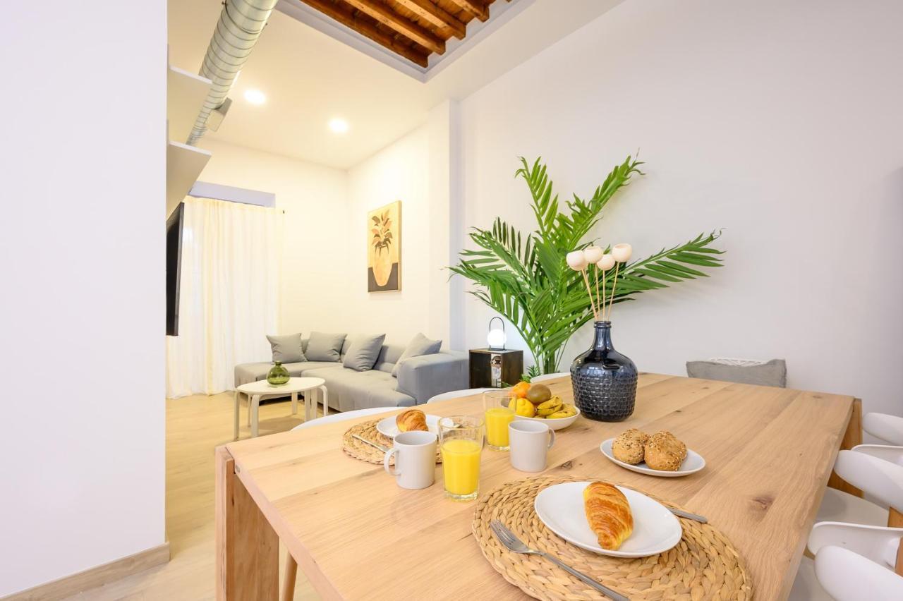Modern 3 Bedroom, Center With Patio & High Ceilings By 10tosea Apartment Málaga