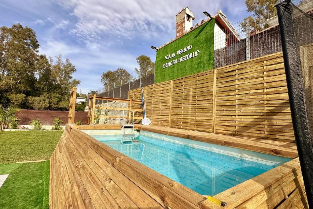 De Diseno Con Piscina Y Barbacoa