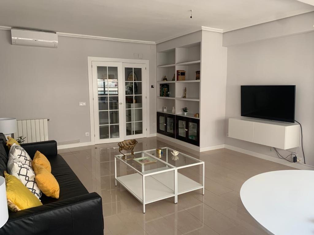 Apartment Seamed