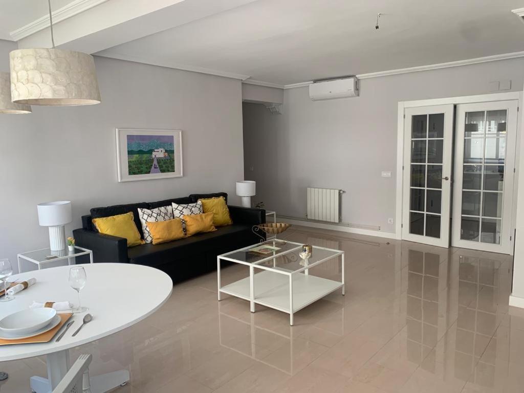 Apartment Seamed