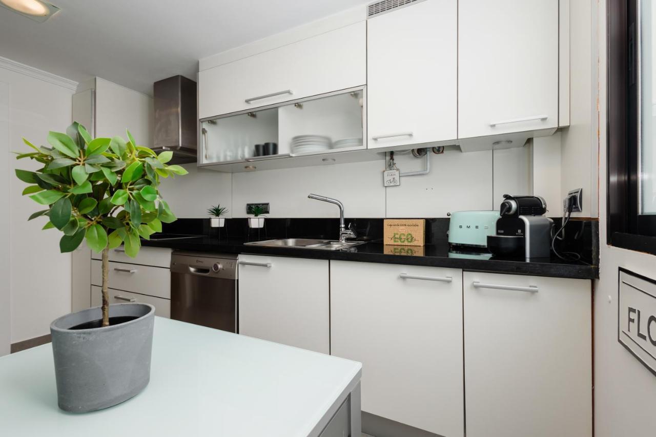 In The Historic Center Of Malaga, Very Close To The And The Ave Train Station, With Private Parking Apartment *