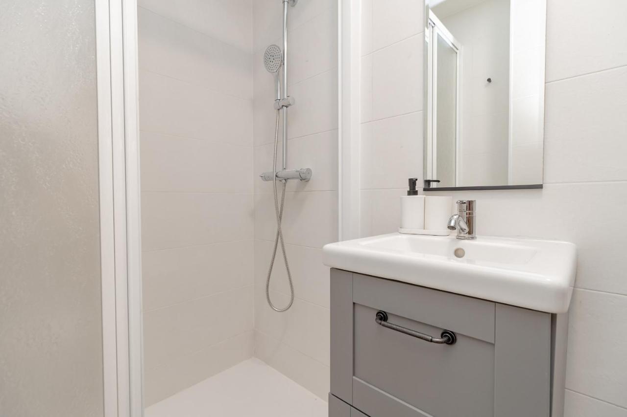 Apartment C23 Lovely 4 Bedroom Close To Maria Zambrano
