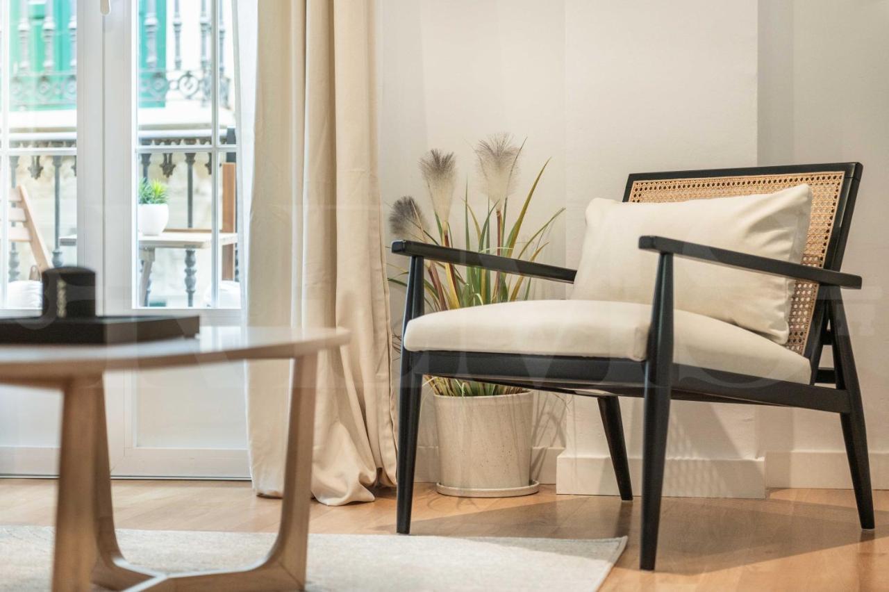 Comfortable With Balcony - Center *
